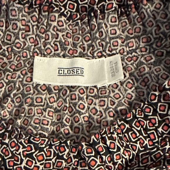 CLOSED Scarlett women’s XS Blouse.  RED pattern. Pretty collar. Excellent Cond. - Picture 6 of 8